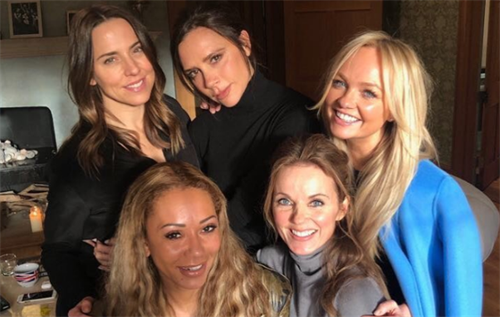 Spice Girls se setkaly v dom Geri Hornerové v hrabství Hertfordshire na...