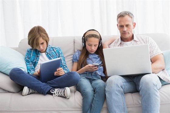 Výhodnjí mobilní tarify, ale také internet i televize. Nabídka výhod pro rodiny se u operátor lií. Ilustraní snímek