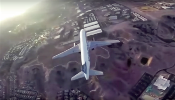 Zábr z dronu, který ohrozil pistávající dopravní letadlo.