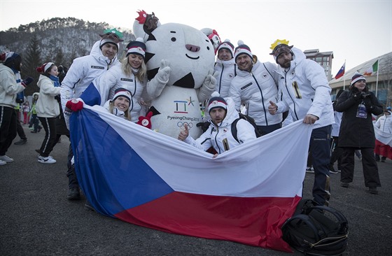 etí sportovci s maskotem zimních her, bílým tygrem jménem Soohorang, pi...