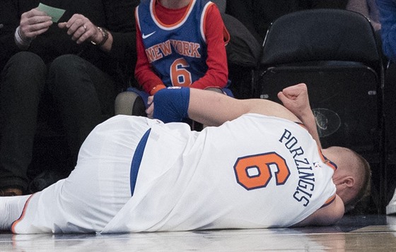 Kristaps Porzingis z New Yorku si ván poranil koleno v zápase s Milwaukee.