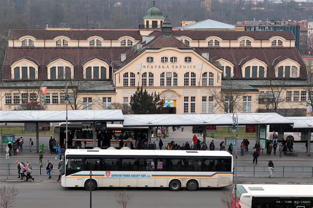 Hlavní uzel mstské hromadné dopravy u karlovarské Trnice.