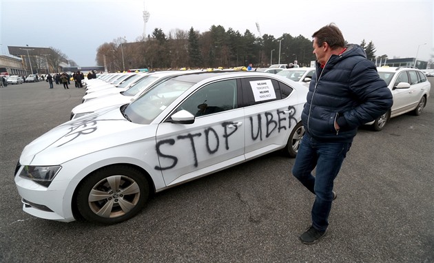 Stovky praských taxiká se sely na Strahov. Protestují proti idim...