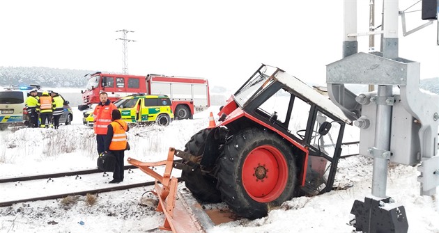 Traktor zstal stát na pejezdu u Stelských Hotic. Nedokázal odjet a vrazil...