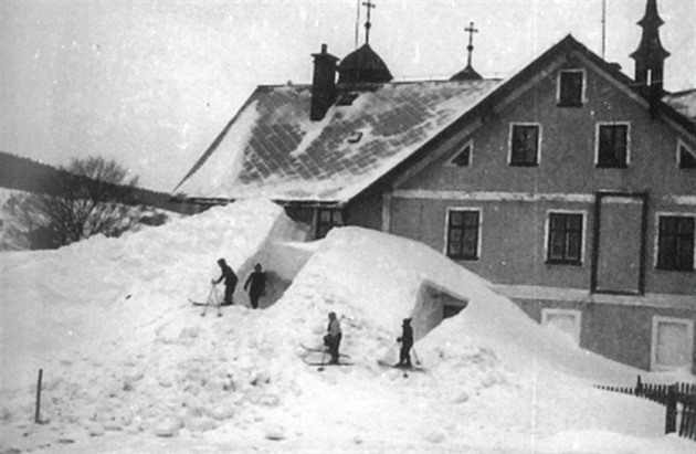 Navátý sníh za koloniálem Michel s mladými lyai