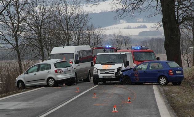 U Písaova na umpersku se srazil minibus s osobním autem a následn dodávka s...