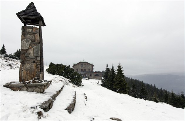 Pohled na Jeseníky a známou Chatu Jiího stojící na hoe erák