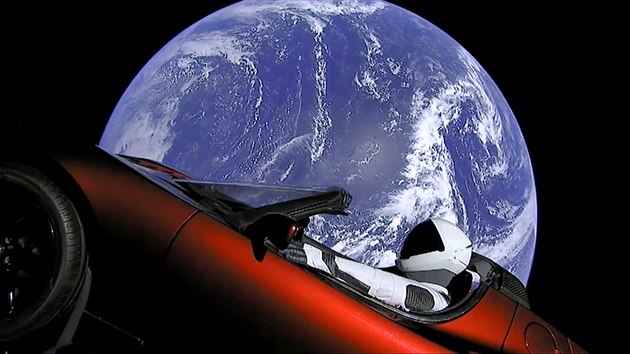 Muskův kabriolet Tesla Roadster s figurínou Starman se vznáší ve vesmírném... Muskův kabriolet Tesla Roadster s figurínou Starman se vznáší ve vesmírném...