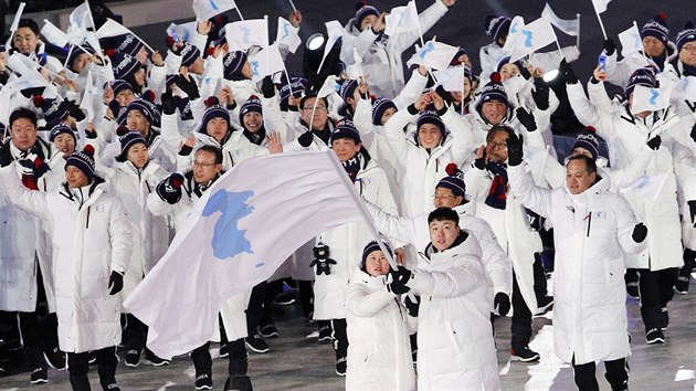 Týmy Severní a Jižní Kereje nastoupili při slavnostním zahájení zimních... Týmy Severní a Jižní Kereje nastoupili při slavnostním zahájení zimních...