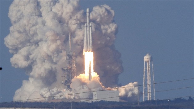 Raketa Falcon Heavy startuje na svou první cestu 6. 1. 2018 ve 21:45. Raketa Falcon Heavy startuje na svou první cestu 6. 1. 2018 ve 21:45.