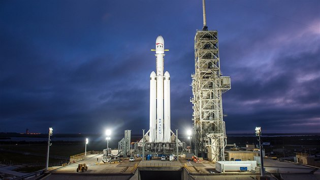 Falcon Heavy u startovní rampy LC-39A Falcon Heavy u startovní rampy LC-39A