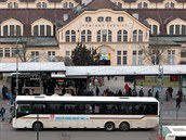 Hlavní uzel městské hromadné dopravy u karlovarské Tržnice. Hlavní uzel městské hromadné dopravy u karlovarské Tržnice.