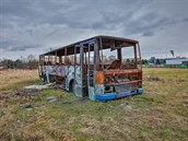 Vrak autobusu stále hyzdí louku poblíž budějovického sídliště Vltava. Vrak autobusu stále hyzdí louku poblíž budějovického sídliště Vltava.