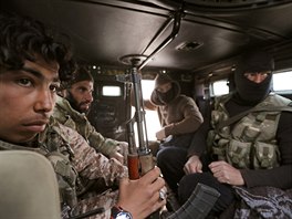 Bojovníci Syrské svobodné armády, kterou podporuje Ankara, nedaleko syrského...