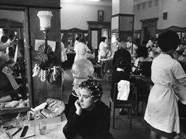 eny v salonu krásy v centru sovtské Moskvy v 60. letech minulého století. 
