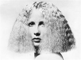 Ultra-frizzy look vytvoený paíským kadeníkem Patrickem Alessem v roce 1974.