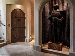 Na hrad jsou masivní devné dvee, ve výklenku v hale je vystavená rytíská...