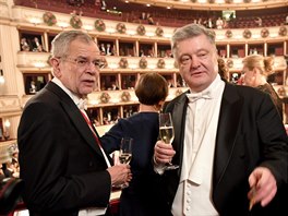 Rakouský prezident Alexander Van der Bellen a ukrajinský prezident Petro...