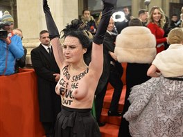 Aktivistka z hnutí Femen protestuje proti úasti ukrajinského prezidenta Petra...