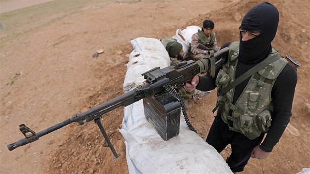 Bojovnk Syrsk svobodn armdy podporovan Ankarou nedaleko syrskho msta al-Bb (3. nora 2018)