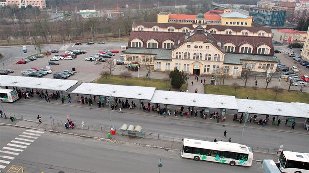 Hlavn uzel mstsk hromadn dopravy u karlovarsk Mstsk trnice.