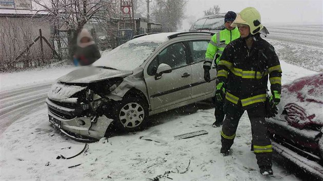 V Miloticch se srazila dv auta s kamionem. Na mst byla jedna zrann osoba.