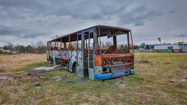 Vrak autobusu stle hyzd louku pobl budjovickho sdlit Vltava.