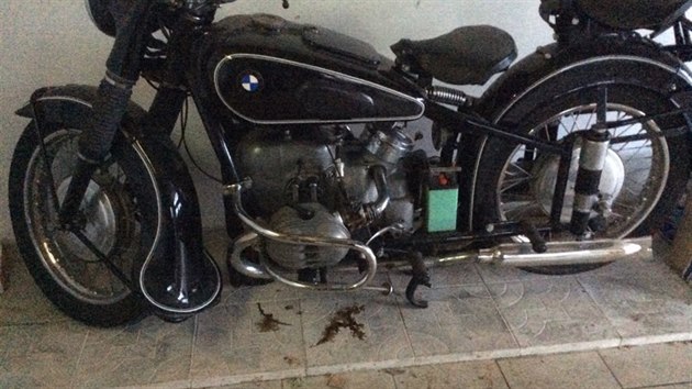 Historick motocykl BMW z roku 1954 ukradl zlodj ze zamen gare. Podle policie tak zpsobili kodu ve vi 250 tisc korun.