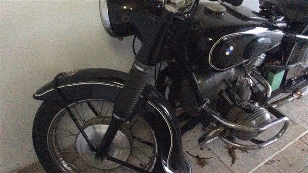 Historick motocykl BMW z roku 1954 ukradl zlodj ze zamen gare. Podle policie tak zpsobili kodu ve vi 250 tisc korun.