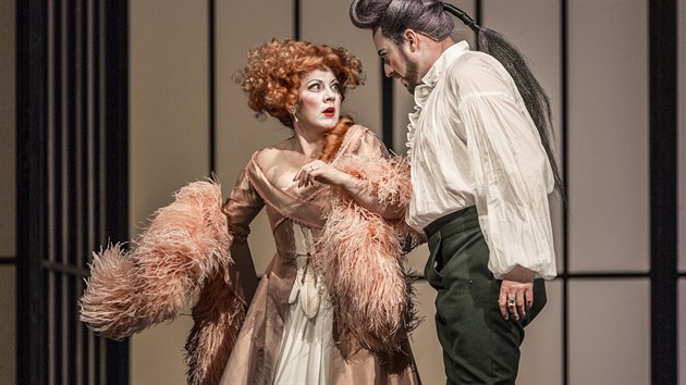 Jana rejma Karkov jako hrabnka a Ji Hjek jako hrab Almaviva v inscenaci Mozartovy Figarovy svatby, kterou ve Stavovskm divadle uvd Opera Nrodnho divadla.