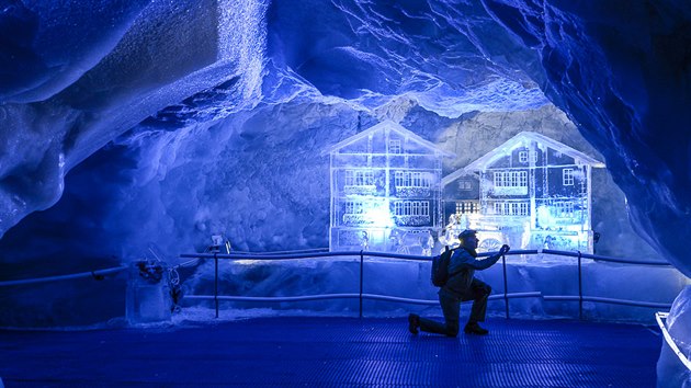 Ledov jeskyn se sochami v Matterhorn Glacier Paradise