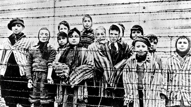 Dti v nacistickm koncentranm tboe u polsk Osvtimi krtce po osvobozen sovtskou armdou (leden 1945)
