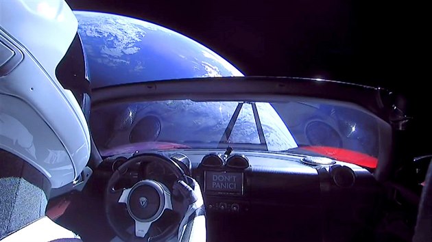 Muskv kabriolet Tesla Roadster s figurnou Starman se vzn ve vesmrnm prostoru nedaleko Zem. (7. nora 2018)