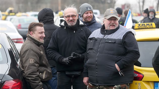 Stovky praskch taxik se sely na Strahov. Protestuj proti idim spolenost Uber a Taxify. (8. nora 2018)