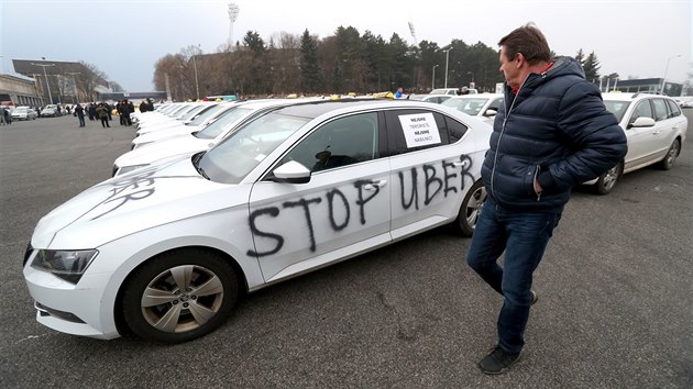 Stovky praskch taxik se sely na Strahov. Protestuj proti idim spolenost Uber a Taxify. (8. nora 2018)