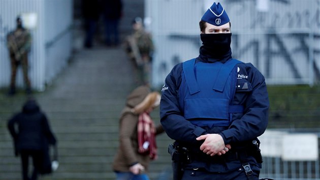 Belgick policista ped vchodem do justinho palce v Bruselu, kde probh soud se Salahem Abdeslamem, podezelm z teroristickch tok v Pai