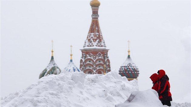 Hromady odklizeného snhu ped chrámem Vasila Blaeného v Moskv