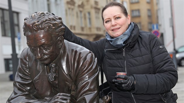 Alena Sasnov-Polarczyk m rda Ostravu ve vech podobch. Na fotografii s bronzovm Leoem Jankem na Jirskov nmst.