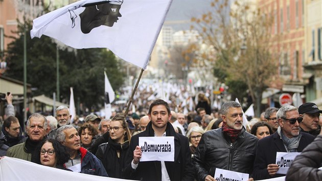 Demonstrace Korsian v Ajacciu pr dn ped nvtvou francouzskho prezidenta Emmanuela Macrona. V prvodu vlaj korsick vlajky s hlavou Maura. (3. nora 2018)