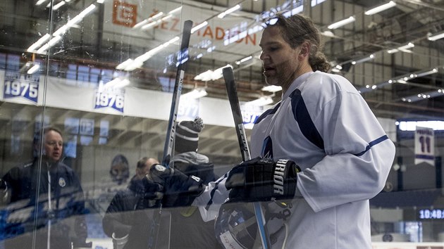 Jaromr Jgr na prvnm trninku s hokejisty Kladna po svm nvratu z NHL.