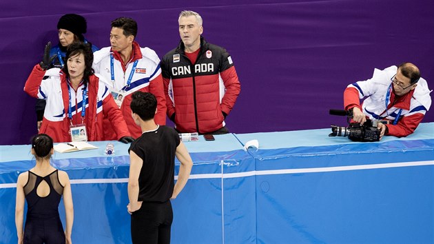 Severokorejt krasobruslai Rjom Te-ok a Kim u-sik naslouchaj pi trninku v olympijskm Pchjongchangu pokynm trenr.