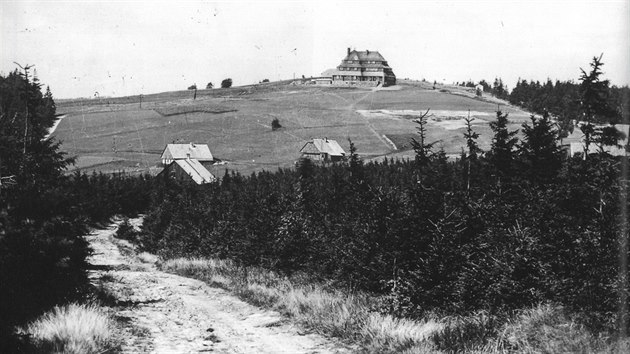 Dominanta Orlickch hor Masarykova chata na erlichu na pohledu vydanm patrn v roce 1928