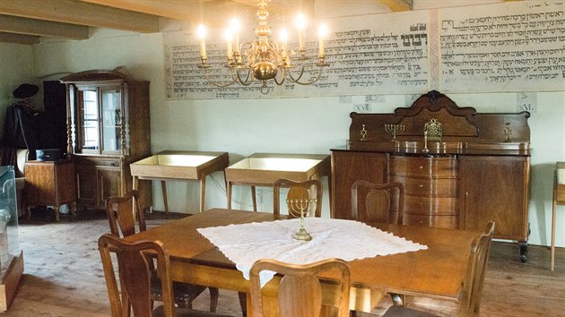 V pate holeovsk synagogy vznikla studovna, idovt poutnci si zde mohou prohldnout knihy rabna acha vetn t nejnovj z roku 1677.