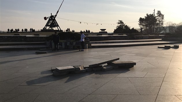 Vandalov pokodili pekky skateboardist u bvalho Stalinova pomnku. (8.2.2018) 