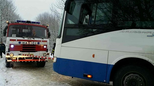 Hasii pomhali tak nkolika autobusm, kter zapadly.