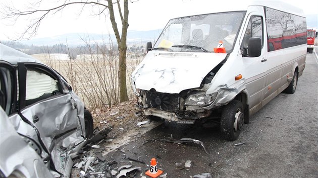 U Psaova na umpersku se srazil minibus s osobnm autem a nsledn dodvka s dalm autem. Zchrani odvezli do nemocnic sedm lehce zrannch.