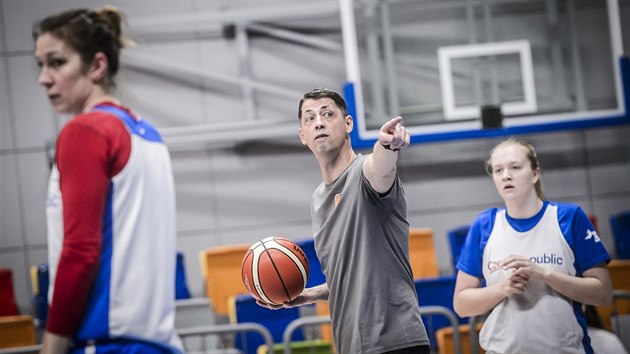 tefan Svitek d trnink eskch basketbalistek, vlevo Edita ujanov, vpravo Julia Reisingerov