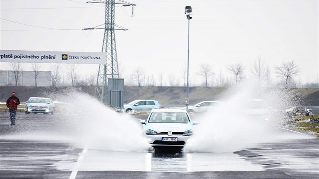 Elektromobil VW e-Golf, kter mosteck autodrom pjuje.