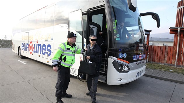Pi kontrole cestujcch nhodn vybranho autobusu policist zadreli jednoho z mu, kter jel bez platnch doklad.