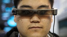 Návštěvník veletrhu moderních technologií v čínském Wu-čenu si zkouší chytré... Návštěvník veletrhu moderních technologií v čínském Wu-čenu si zkouší chytré...